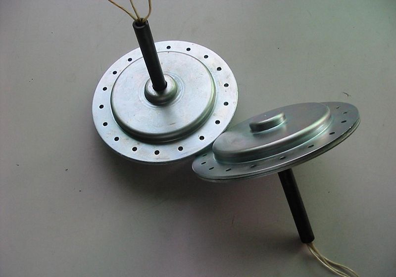 磁盤式三相發(fā)電機(jī)星連接有四個(gè)終端，如何連接整流器橋？